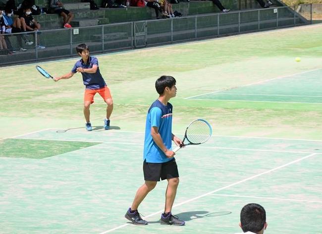 【テニス男子団体決勝】チームを優勝に導いた高田直輝（左）、内藤研組＝どらドラパーク東山庭球場