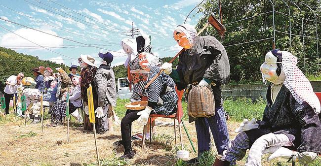 県道沿いにお目見えしたかかし＝大田市三瓶町池田地区