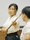 演技の稽古に励む橋垣苺佳さん（左）＝出雲市斐川町神庭、荘原小学校体育館