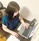 秋田市内の自宅で東京本社の業務にあたる明治安田生命保険の近江谷悠貴さん＝５月（同社提供）
