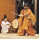 「山神祭」で悪霊退散の舞を披露する平塚康人君＝松江市鹿島町佐陀宮内、佐太神社
