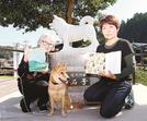 絵本「石号ものがたり」を作った河部真弓さん（左）と森岡礼さん（右）＝益田市美都町宇津川、美都温泉湯元館