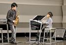 澤田利明さん（左）と一緒に演奏する小林波音さん＝出雲市駅南町１丁目、ビッグハート出雲白のホール