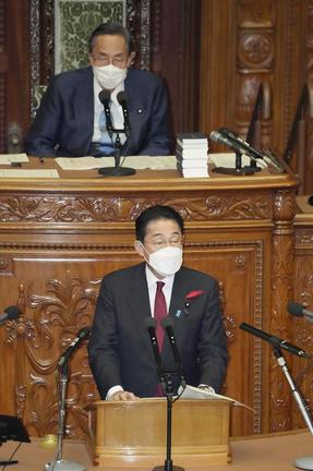 衆院本会議の代表質問で答弁する岸田文雄首相。上は細田博之議長＝５日午後