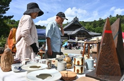 出雲大社で秋の骨董市 古美術愛好家らにぎわう 陶磁器や着物ずらり