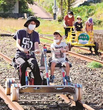 エンジン式のレールバイクを楽しむ園児＝島根県川本町川本、旧石見川本駅
