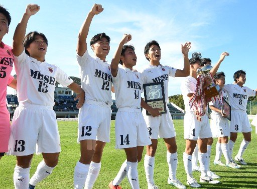 全国高校サッカー選手権島根県大会決勝で益田東を５ー１で下し、初優勝を飾った明誠イレブン＝９日、益田市の県立サッカー場