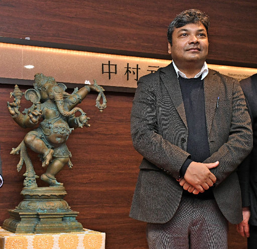 ガネーシャ像を寄贈したニキレーシュ・ギリ総領事=松江市八束町波入、中村元記念館