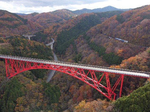 色づいた奥出雲おろちループ周辺の山々＝島根県奥出雲町八川（小型無人機で撮影）