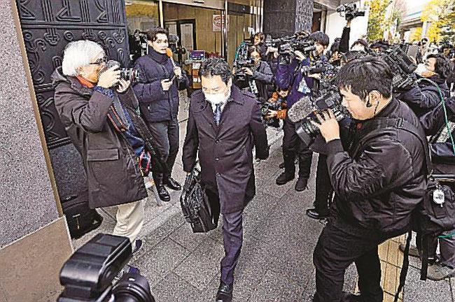 家宅捜索を受けた自民党安倍派（清和政策研究会）の事務所が入る建物を出る東京地検特捜部の係官。各派閥幹部の国会議員の立件は見送られた＝２０２３年１２月１９日午後、東京都千代田区