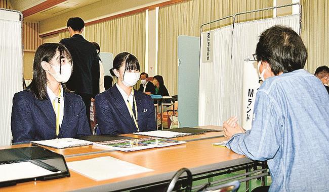 コガワ計画の担当者（右）から自動車教習所やグループ会社の業務内容について説明を聞く参加者＝益田市須子町、市人権センター