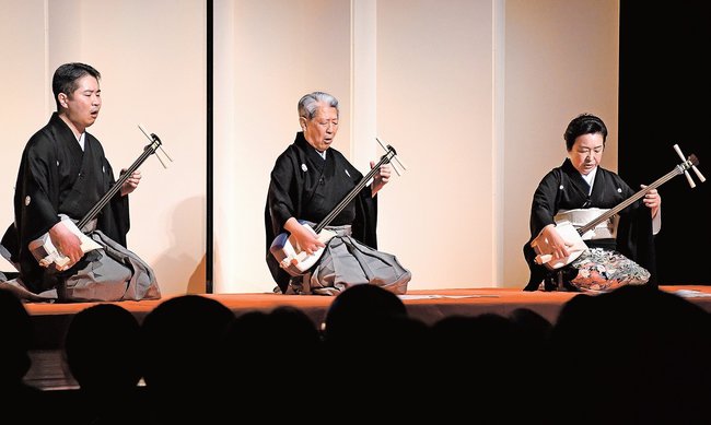 人間国宝・富山清琴さん（中央）とともに「曲ねずみ」を披露する富芭紫清宗さん（右）＝松江市殿町、島根県民会館