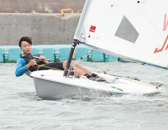 国体に向け練習に励む豊島有壮さん＝境港市新屋町、境港公共マリーナ
