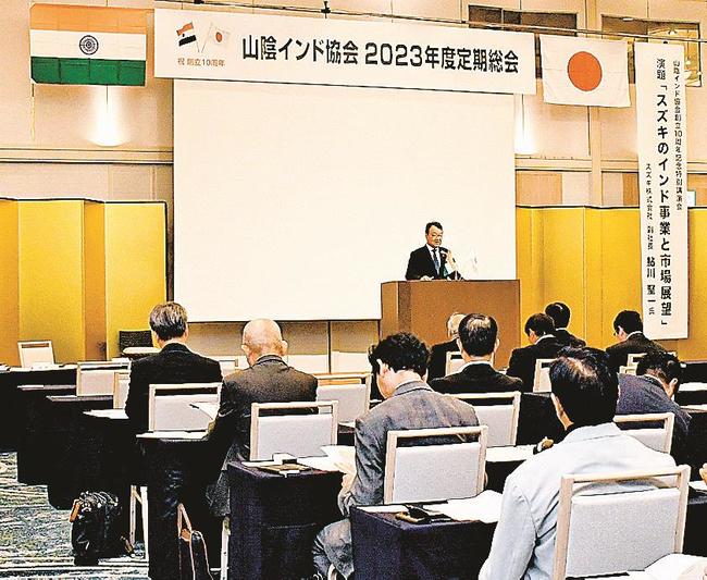 創立１０周年を迎えた山陰インド協会の総会で、今後の事業計画などを話し合う会員ら＝松江市千鳥町、ホテル一畑
