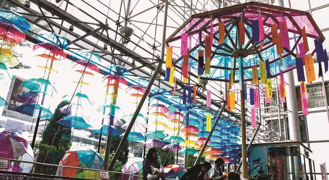 色とりどりの傘が彩る会場=松江市朝日町、松江テルサ