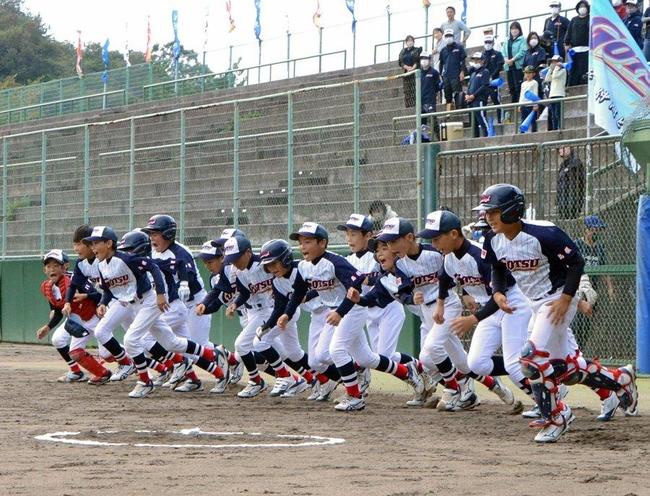 選手権大会初出場を決め、試合に臨む江津のメンバー＝松江市上乃木１０丁目、松江市営野球場