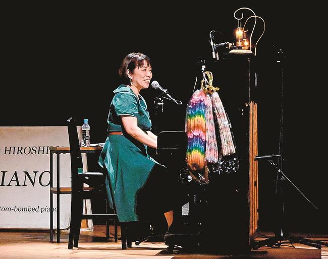 被爆ピアノを演奏する浜田真理子さん＝米子市末広町、市文化ホール