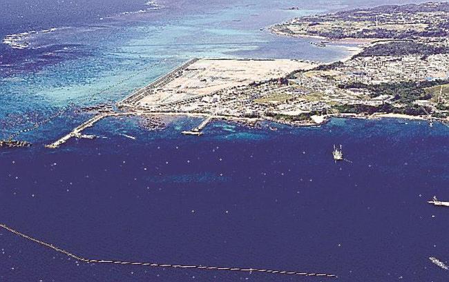 米軍普天間飛行場の移設先として工事が進む沖縄県名護市辺野古の沿岸部。手前は大浦湾＝５月