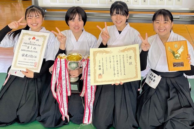 女子団体で初優勝した出雲商の（左から）吉廻はな、和田夢叶、児玉史奈、伊藤咲華＝きびじアリーナ