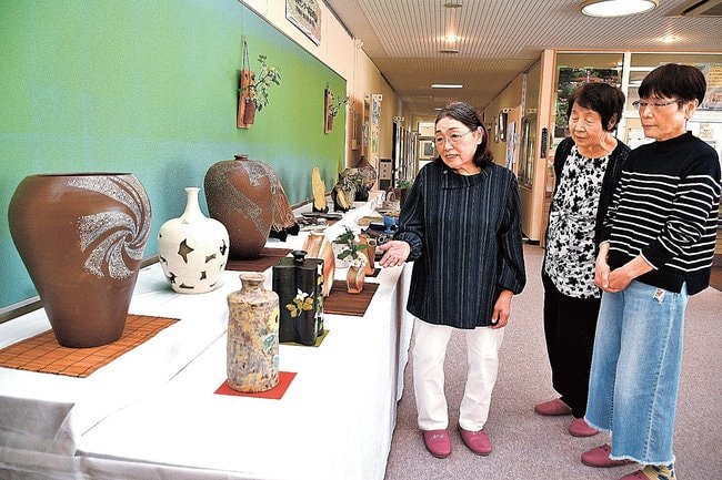 奥谷明美さん（中央）、畠中記見子さん（右）に作陶時の思い出を語る石倉純子さん＝境港市竹内町、市老人福祉センター