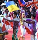 ポップサーカスのフィナーレで、ウクライナの国旗を振るチャトさん（右から２人目）＝松江市学園南１丁目、旧島根県立プール跡地