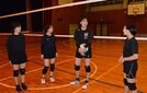 部活後、部員と談笑する錦織夏実さん（左から３人目）＝雲南市大東町南村、市立海潮中学校