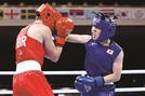 女子フェザー級準決勝で英国選手（左）を攻める入江。ステップワークと左ジャブで距離感を保つことができるかが決勝のポイントになる