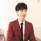 新曲に込めた思いを語る小川たけるさん＝松江市内