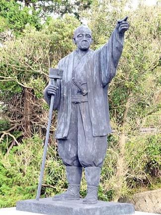佐陀川を造った清原太兵衛を顕彰する銅像＝松江市鹿島町名分のさいのかみ公園