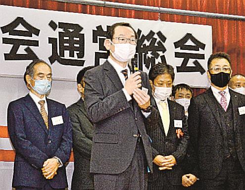 就任の意気込みを述べる石田修司会長（中央）＝松江市玉湯町玉造、ホテル玉泉