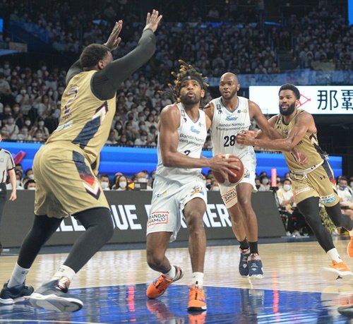 琉球ゴールデンキングスとの準決勝２試合で、６１得点、１９リバウンドをマークしたペリン・ビュフォード（左から２人目）＝沖縄県沖縄市、沖縄アリーナ