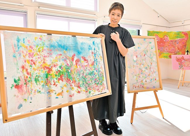 「わたしの広瀬町」に込めた思いを話す福留信子さん＝米子市河崎、河崎支えあいセンター