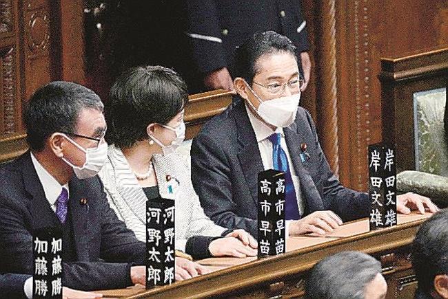 通常国会開会式前の衆院本会議に臨む岸田首相（右）＝２３日午後
