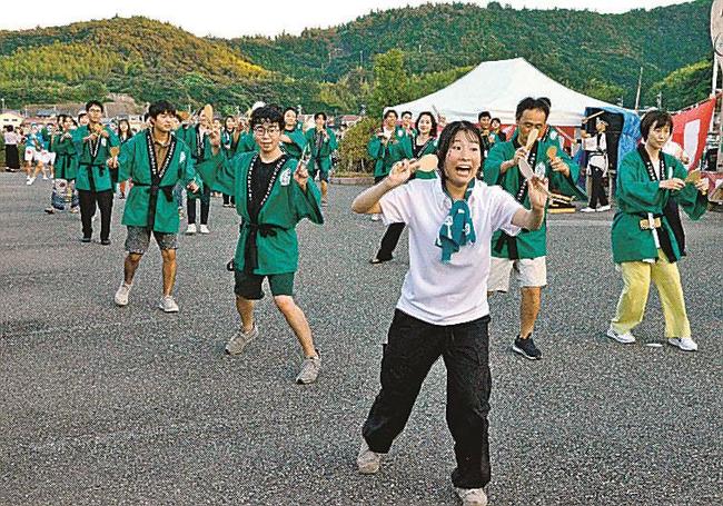 久々に町に戻り、キンニャモニャ踊りを楽しむ「大人の島留学」経験者ら＝島根県海士町福井、キンニャモニャセンター前