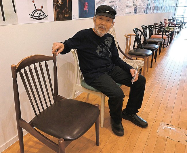 椅子のデザインに込めた思いを話す白岡彪さん＝鳥取市栄町、ギャラリーそら