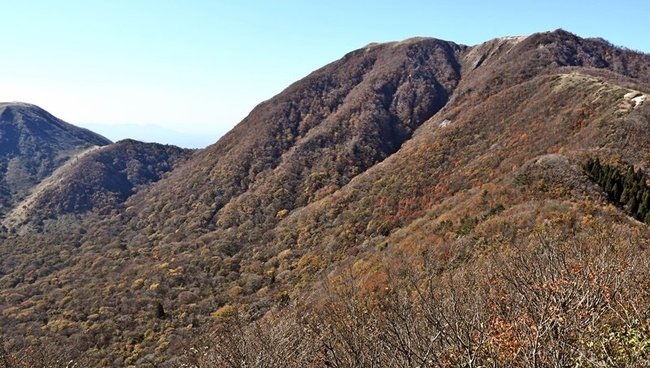 紅葉がピークを迎えている男三瓶山と室ノ内＝大田市三瓶町、女三瓶山の山頂付近から撮影