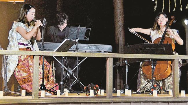 コンサートでチェロと雅楽のハーモニーを響かせる姉妹＝出雲市湖陵町二部、阿禰神社
