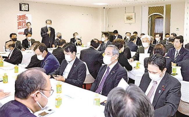 １０増１０減案を審議する自民党の選挙制度調査会と総務部会の合同会議＝１０月１１日午後、東京・永田町の党本部