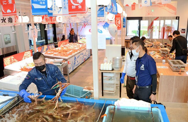 新鮮な魚介類を販売するＨＡＴＯＮＯＶＡ三光丸境港の店内＝境港市相生町