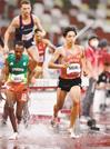 男子３０００㍍障害決勝　力走する三浦龍司（右）＝国立競技場