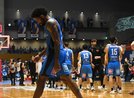 １点差で敗れ、悔しそうにコートを出るペリン・ビュフォード