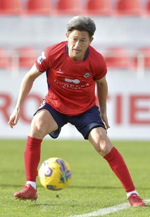 ②ポルトガル２部リーグでプレーする三浦知良選手＝１月６日、オリベイラデアゼメイス（共同）
