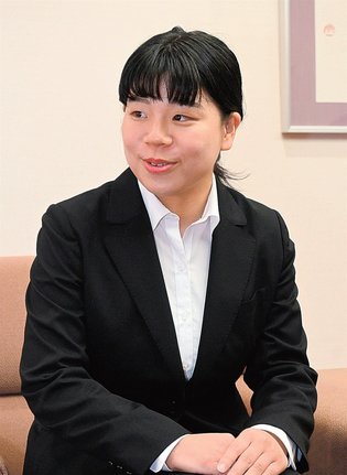 ブラジルでの活動の抱負を話す錦田礼乃さん＝出雲市今市町、市役所