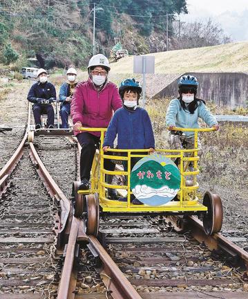 レールバイクを試乗する参加者＝島根県川本町川本、旧ＪＲ三江線