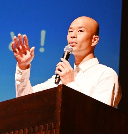 挑戦することの大切さを伝える田中陽希さん＝雲南市木次町里方、チェリヴァホール