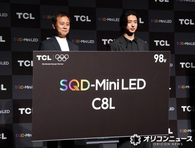 大型テレビを贈呈された山崎賢人（右） （C）ORICON NewS inc.