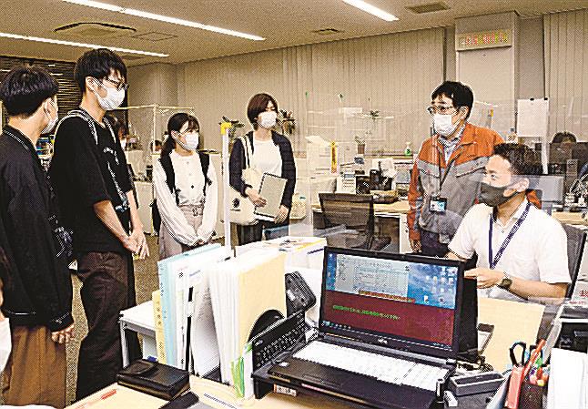 社内を見学する学生＝松江市東本町５丁目、島根電工