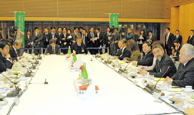 海士町の取り組みを安倍晋三首相（左端）に紹介する山内道雄町長（右端、当時）＝２００７年１月１７日、首相官邸