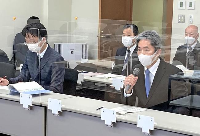 セクハラを巡る事案について対応を説明する島根県警の中井淳一本部長（手前右）＝２月２８日、松江市殿町の島根県議会