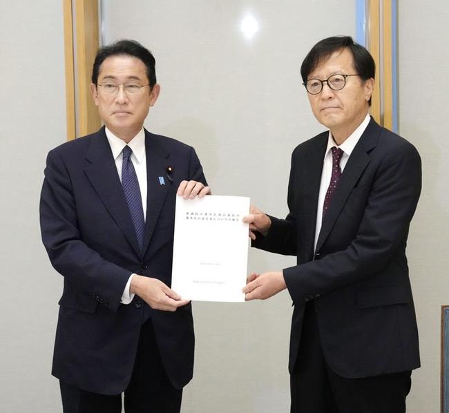 衆院選挙区画定審議会の川人貞史会長（右）から勧告を受け取る岸田文雄首相＝１６日、首相官邸
